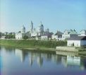 [1910]. Воскресенский женский монастырь с правого берега р. Тверцы. 