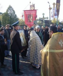 Отец Леонид встречает икону святого Царя Мученика Николая